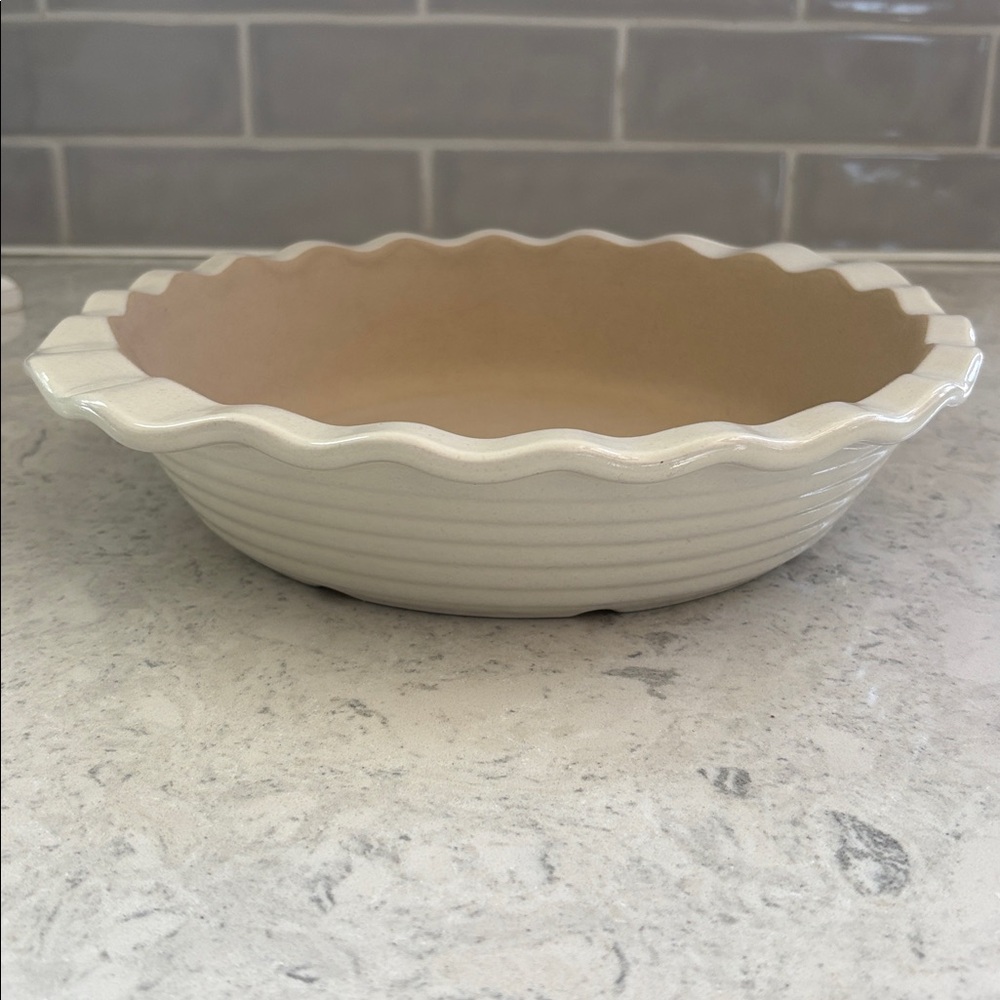 The Pampered Chef Family Heritage Stoneware - Deep Dish Scalloped Pie Pan -White